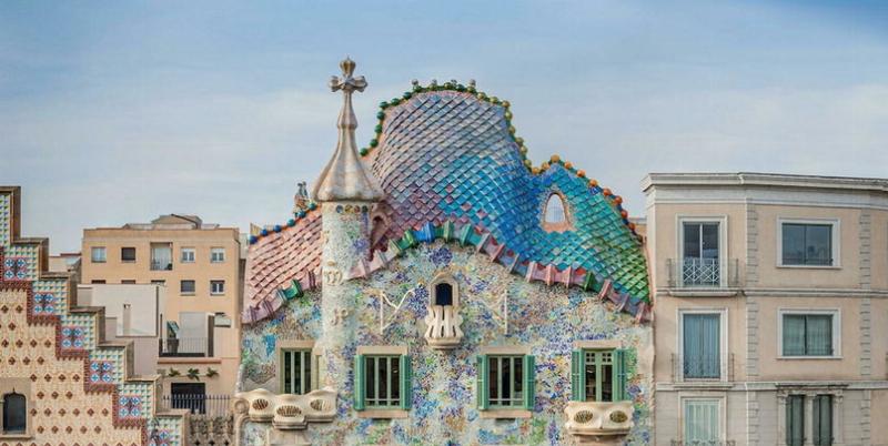 Façade lumineuse et colorée de la Casa Batlló à Barcelone, œuvre moderniste de Gaudí